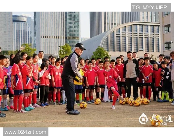 校园足球明星照片墙展示青春风采与运动激情的完美结合